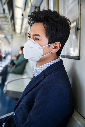 戴口罩的青年男子乘坐地铁图片