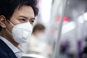 青年男子戴口罩乘坐地铁图片