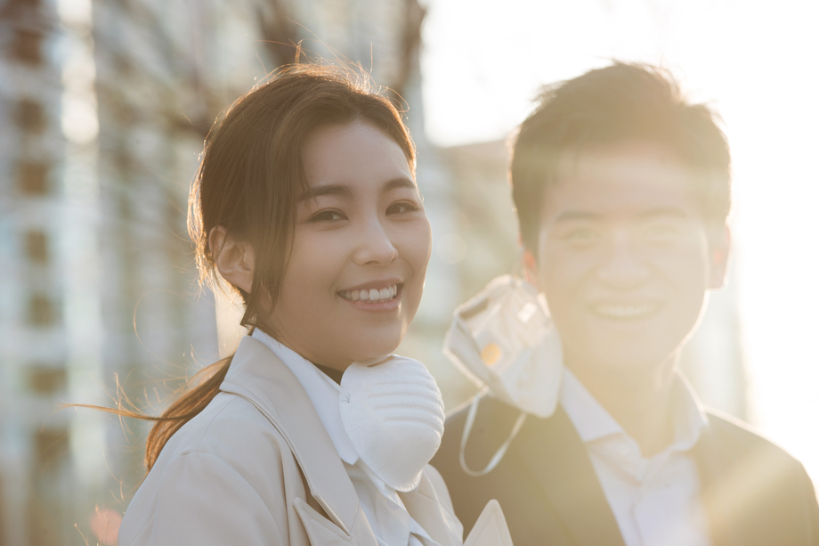 摘下口罩露出笑脸的青年男女