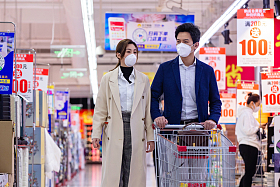 青年夫妇在超市购物图片