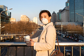 户外戴口罩的青年女人
