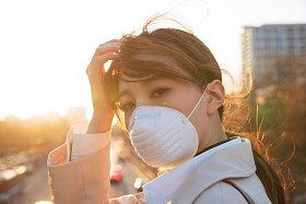 青年女人戴口罩在户外行走