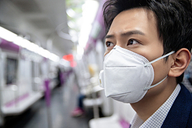 青年男子戴口罩乘坐地