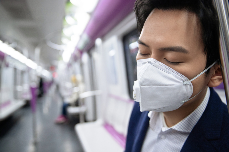 青年男子在地铁里睡觉