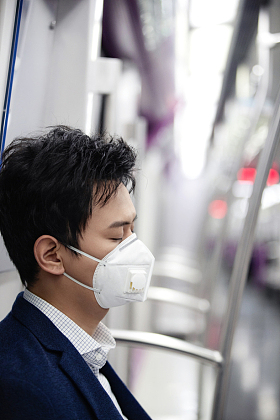 青年男子在地铁里睡觉