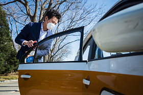 青年男人路边打出租车图片