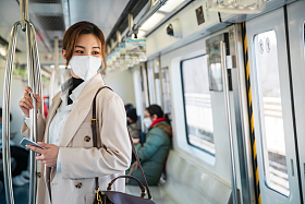 戴口罩的年轻女人乘坐地铁图片