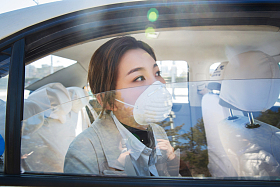 年轻女人戴口罩乘坐汽车图片