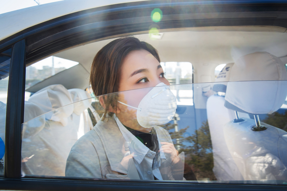 年轻女人戴口罩乘坐汽车图片 年轻女人戴口罩乘坐汽车图片