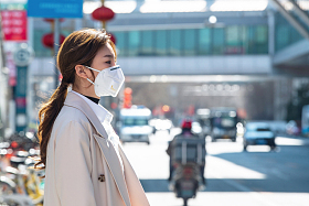 青年女人戴口罩在户外行走图片