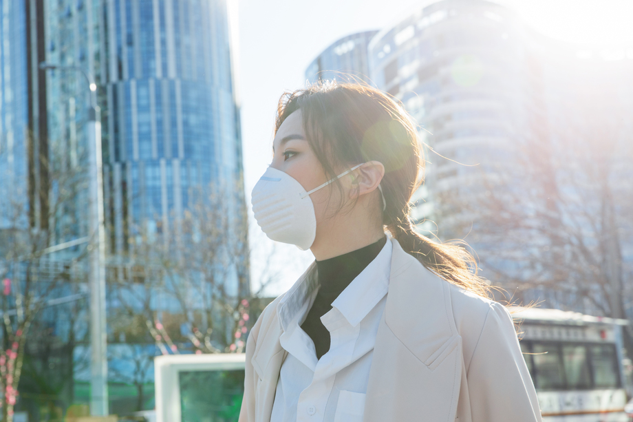 青年女人戴口罩在户外行走 青年女人戴口罩在户外行走