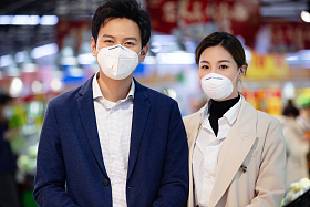 在超市购物的青年夫妇图片