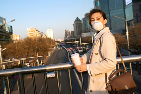 户外戴口罩的青年女人