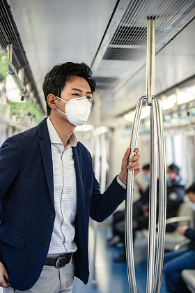 戴口罩的青年男子乘坐地铁照片