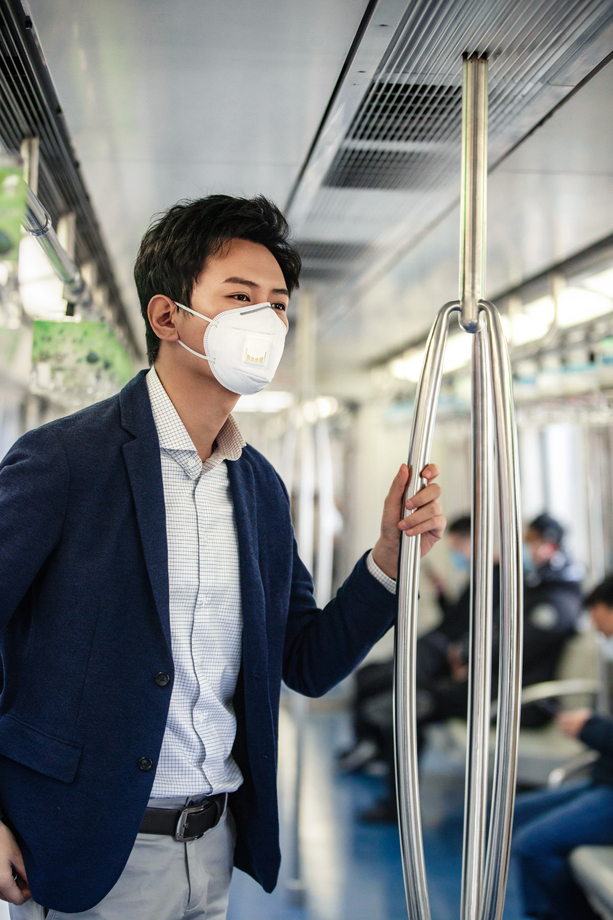 戴口罩的青年男子乘坐地铁照片 戴口罩的青年男子乘坐地铁照片