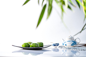 竹叶下的青团和茶具图片