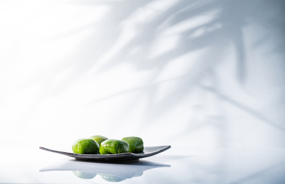 白背景上竹影下的青团 白背景上竹影下的青团