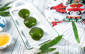 桌子上的青团和茶照片