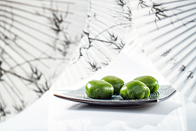 油纸伞和一盘青团图片