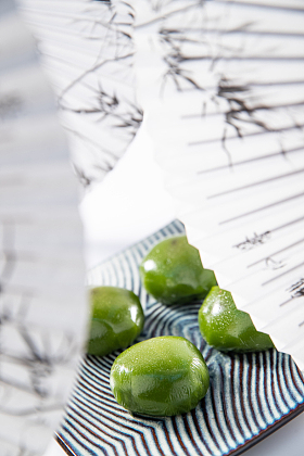 油纸伞下的青团