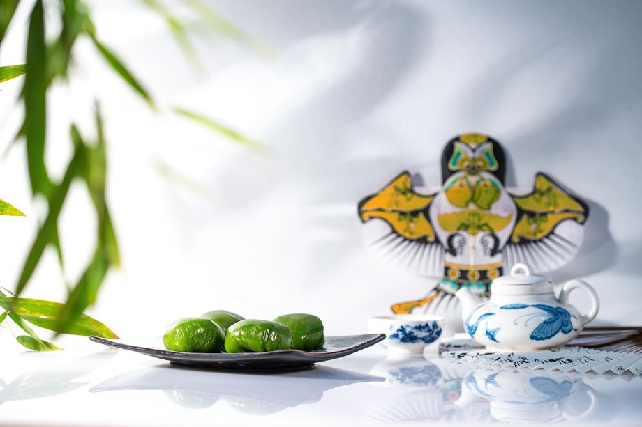 竹叶旁的风筝茶具和青团图片