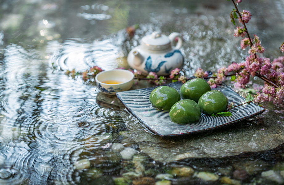水面上的青团和茶具照片 水面上的青团和茶具照片
