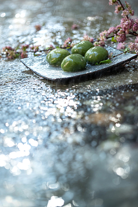 雨中水面上的青团和桃花图片