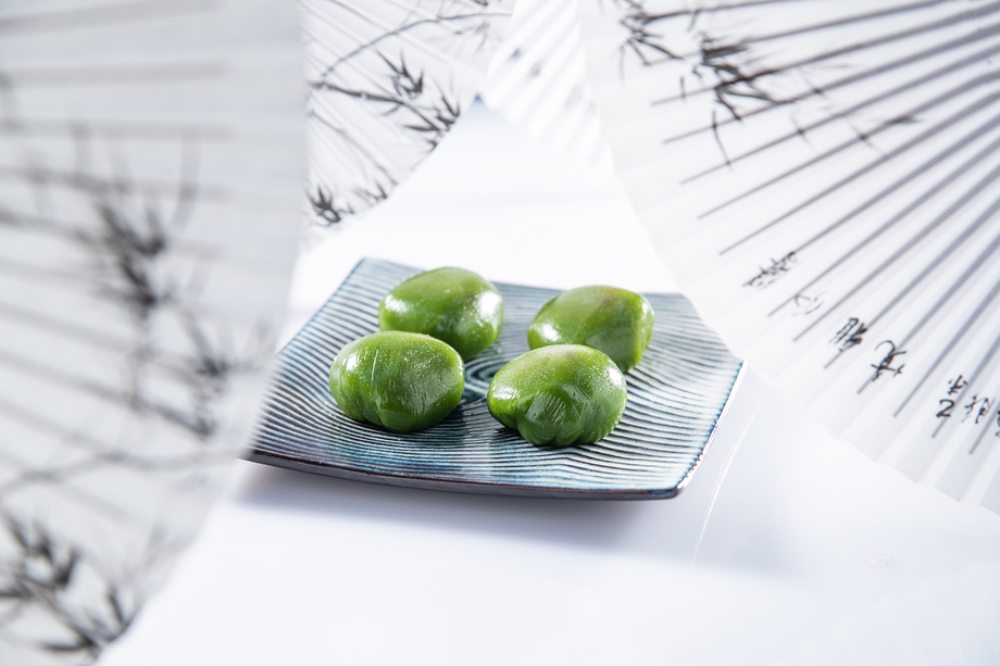 油纸伞和青团照片