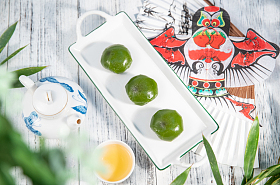 桌子上的青团和茶具图片