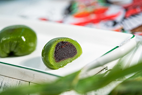 盘子里切开的青团