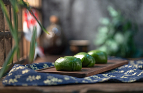 碎花桌布上的青团图片