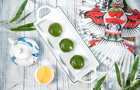 桌子上的青团和茶具图片