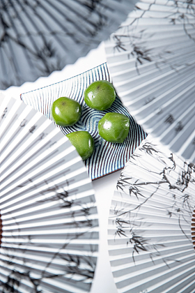 油纸伞下的青团图片