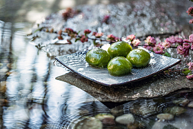 水面上的青团和桃花枝