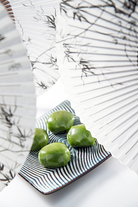 油纸伞下的一盘青团图片