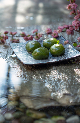 水面上的青团和桃花枝