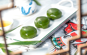 透过窗户看桌子上的青团图片