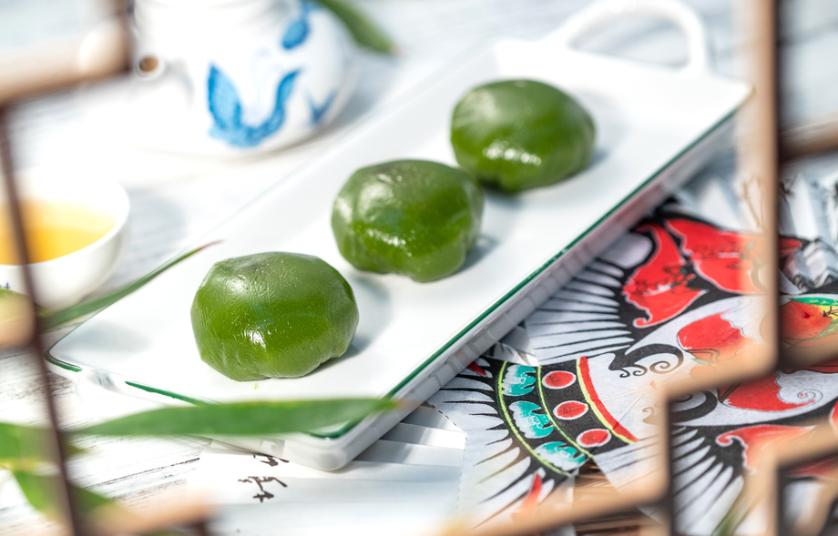 透过窗户看桌子上的青团图片 透过窗户看桌子上的青团图片