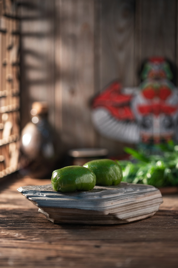 古典式屋内木桌上岩石盘里的青团 古典式屋内木桌上岩石盘里的青团