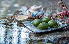 水面上的青团和茶具图片