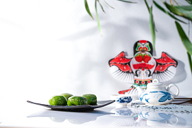 竹叶下的风筝茶具和青团图片