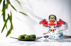 竹叶下的风筝茶具和青团