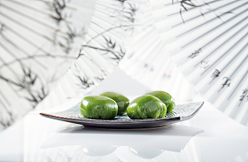 油纸伞和一盘青团图片