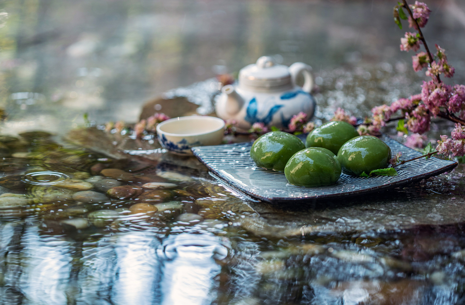 水面上的青团和茶具图片 水面上的青团和茶具图片