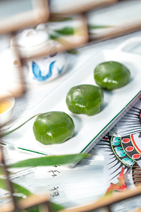 透过窗户看桌子上的青团照片