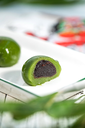 盘子里切开的青团图片