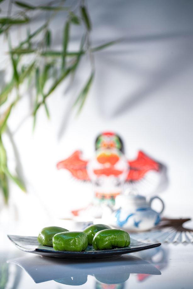 竹叶旁的风筝和青团图片 竹叶旁的风筝和青团图片