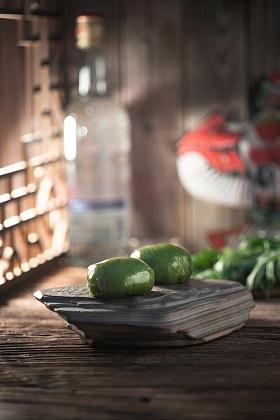 古典式屋内木桌上岩石盘里的青团