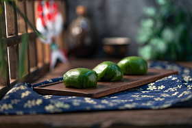 碎花桌布上托盘里的青团图片