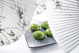 油纸伞下的一盘青团图片